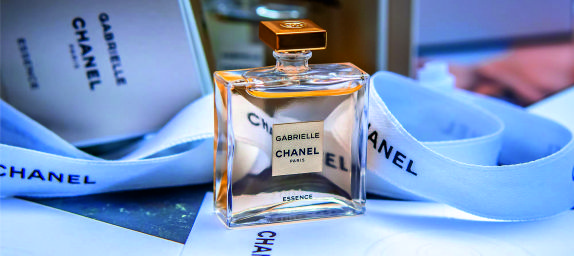 Картинка к статье: The new fragrance Chanel Gabrielle Essence is a real floral paradise for elegant ladies. Review from Sunday 21.